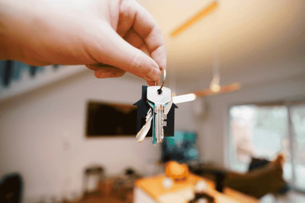 An image of someone holding up a set of house keys