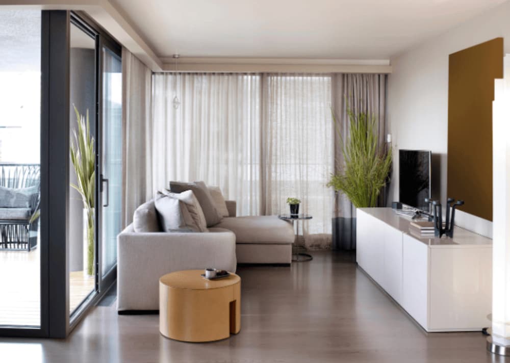 An image a tidy modern appartment livingroom