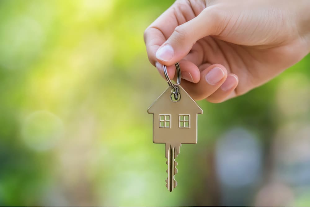 An image of someone holding a set of house keys
