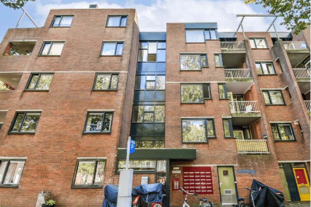 An image of an appartment building